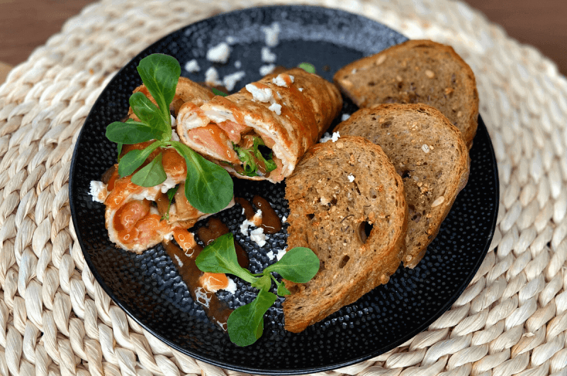 Plnená tortila z vajíčka s lososom - dokonalé raňajkové menu