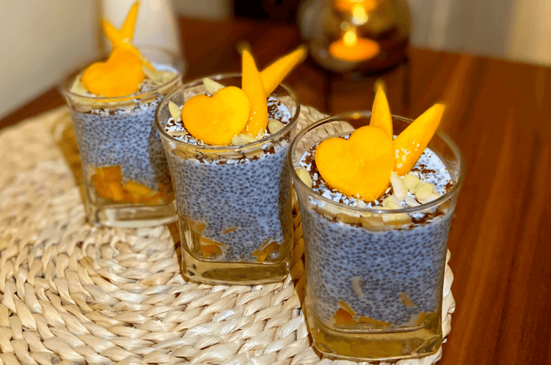 Čokoládový chia puding s kokosom a tropickým mangom