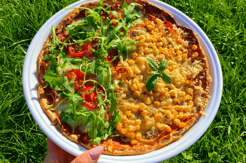 Fit pizza z tvarohu nabitá bielkovinami, hotová za pár minút